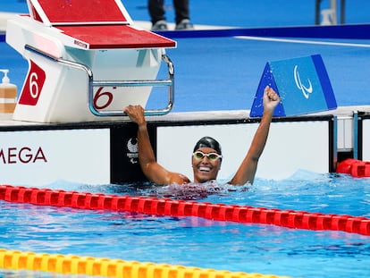 La nadadora española Teresa Perales tras conquistar la medalla de plata en los 50 metros espalda, clase S5, en los Juegos Paralímpicos de Tokio.