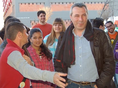 Pablo Sánchez Pastor (derecha), con unos vecinos de Parla.