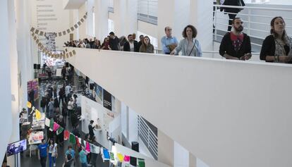 Gran afluencia de visitantes en la Nit dels Museus en el Macba.