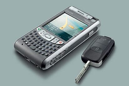 El mercado del móvil es muy competitivo. Fujitsu Siemens acaba de presentar los terminales T810 y T830 de su familia de ordenadores de bolsillo Loox T, que busca luchar con el modelo Sony Ericsson P990. Por conexiones no será: porque tiene wi-fi, redes e infrarrojos. Un miniteclado para escribir más rápido, GPS, tarjetas de memoria, reproductor MP3, cámara con objetivo autofocus de dos megapíxels y hasta la tecnología de correo electrónico instantáneo de Microsoft. Hasta julio no estará en la calle.