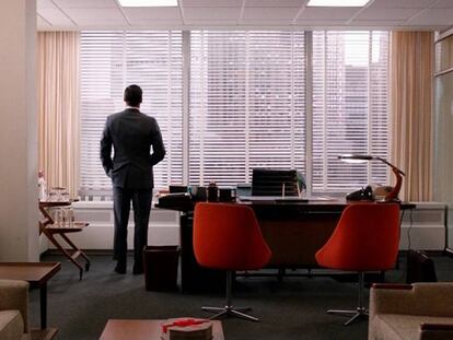 Don Draper, en su despacho, con una lámpara President de Fase reinando en su mesa. Todo un presagio de su futuro.