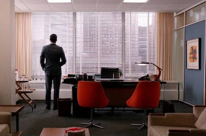 Don Draper, en su despacho, con una lámpara President de Fase reinando en su mesa. Todo un presagio de su futuro.