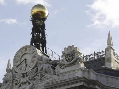 Reloj en la fachada de la sede del Banco de España.