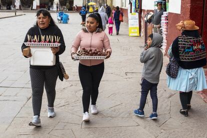 "Toda mi vida he vendido mis manzanas rojas, uvas acarameladas...", cuenta la madre de Deysi. "Con mi trabajo no me alcanza. Su papá nunca me ha dado nada. En las ferias grandes, como Semana Santa, vendo mis dulces y con ese dinero matriculo a mis hijos en la universidad, les compro ropa para todo el año".