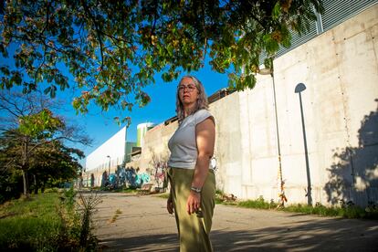 Pilar Pardo, vecina del barrio obrero de La Elipa, recolectó poco más de 200 euros contra un cantón de basuras que el Ayuntamiento de Madrid ha instalado frente a su casa. En un barrio pudiente, Montecarmelo, recaudaron 30.000 euros contra una instalación similar.