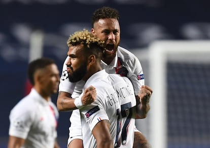 Neymar abraza a Choupo tras la victoria contra el Atalanta.