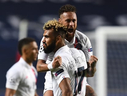 Neymar abraza a Choupo tras la victoria contra el Atalanta.