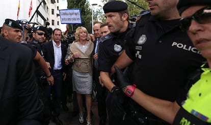 La dirigente popular Esperanza Aguirre, rodeada de periodistas y protegida por policías municipales, a su salida de los juzgados de Plaza de Castilla de Madrid, el 22 de septiembre de 2014.