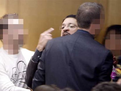 Ricardo Sáenz de Ynestrillas es sacado de la sala por un policía.