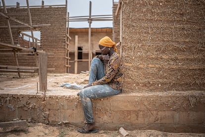 Coumba Ndiaye nunca imaginó que trabajaría en la construcción, un oficio tradicionalmente desarrollado por hombres, y menos que sería la jefa con 45 mujeres a su cargo. Pulsa en la imagen para ver la fotogalería completa.