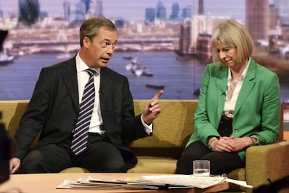 El l&iacute;der del UKIP, Nigel Farage, con la ministra del Interior, Theresa May, durante un debate en televisi&oacute;n.