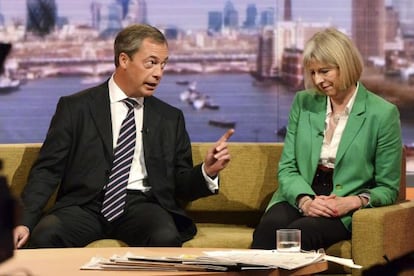 El líder del UKIP, Nigel Farage, con la ministra del Interior, Theresa May, durante un debate en televisión.