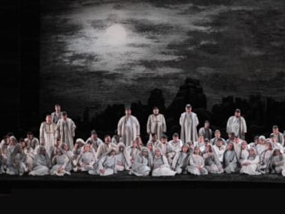 'Nabucco' dirigido por Riccardo Muti, con escenografía de Jean-Paul Scarpitta, estrenado en el Teatro de la Ópera de Roma en 2011.