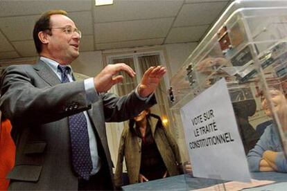 François Hollande, primer secretario del Partido Socialista francés, ayer al depositar su voto.