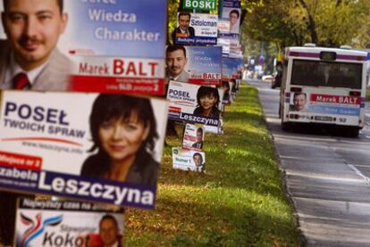 Carteles electorales en una calle del centro de la localidad polaca de Czestochowa.