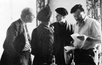 De izquierda a derecha Dos Passos, Joris Ivens, de espaldas y Ernest Hemingway durante el rodaje del documental. 'Tierra de España'.
