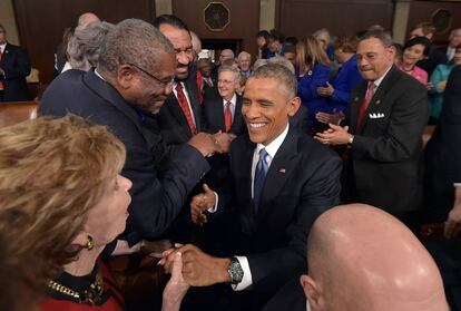 El presidente estadounidense, Barack Obama, saluda a los congresista a su llegada al Capitolio.