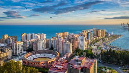 Vista aérea de Málaga con la plaza de toros y el Muelle Cuatro del puerto. 