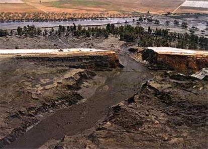 Rotura del dique de contención de la mina de Aznalcóllar (Sevilla) que en 1998 produjo un vertido tóxico.