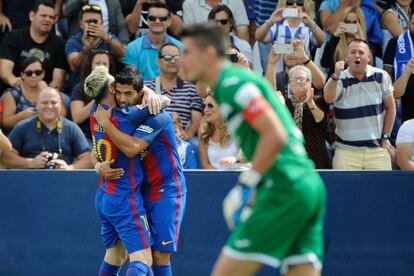 Lionel Messi i Luis Suarez celebren el primer gol del Barcelona.