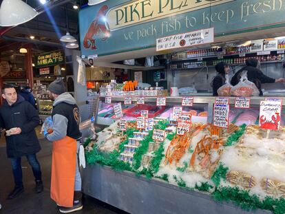 Una pescadería en un mercado de Seattle (Washington).