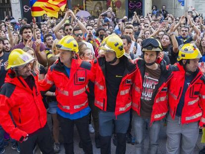 M&aacute;s de mil personas, seg&uacute;n la Polic&iacute;a Local, se han concentrado ante la plaza de la Paeria de Lleida.