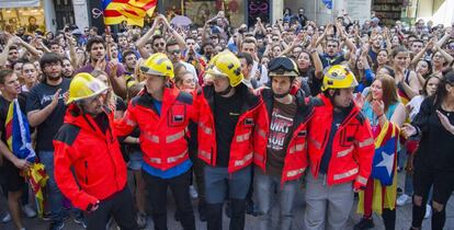 Más de mil personas, según la Policía Local, se han concentrado ante la plaza de la Paeria de Lleida.