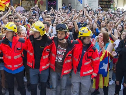 M&aacute;s de mil personas, seg&uacute;n la Polic&iacute;a Local, se han concentrado ante la plaza de la Paeria de Lleida.