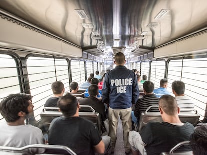 Un agente de Operaciones de Ejecución y Expulsión escolta a extranjeros que se dirigen a un centro de detención de ICE en Chicago, Illinois.