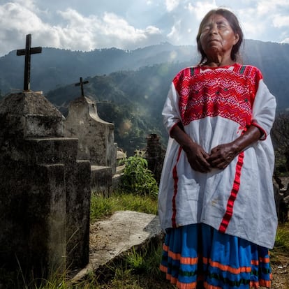 En la localidad de Santiago Tilapa, México, una mujer viste con la ropa tradicional única de su comunidad. Mixtec, México, 2015.