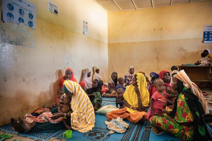 Una decena de madres, acompañadas de sus hijos, aguardan a que sus pequeños sean atendidos en la consulta del centro para niños con desnutrición aguda del campo de refugiados de Dar es Salam, ubicado en el distrito de Baga Sola, en Chad. El 10,9% de los menores de cinco años de este país, que son alrededor de 1,3 millones, padece desnutrición aguda.