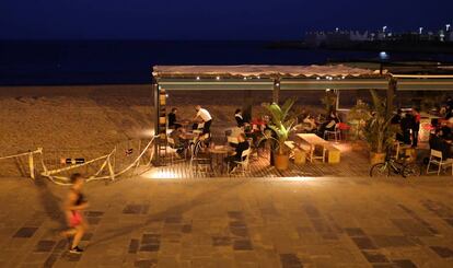 Un bar a la platja de la Barceloneta, al maig.