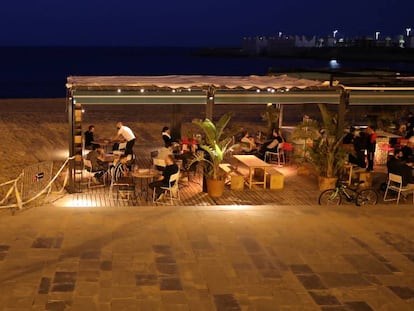 Un bar a la platja de la Barceloneta, al maig.