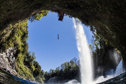 Una perspectiva diferente de la saltadora Rhiannan Iffland de Australia.