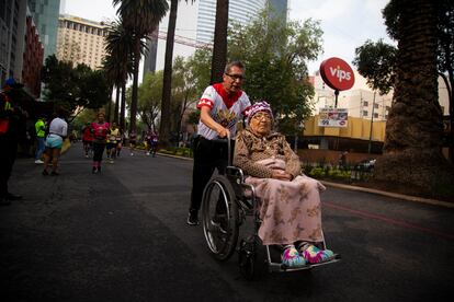 Una mujer en silla de ruedas participa en el XXXIX Maratón de la Ciudad de México 2022.