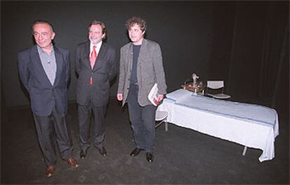 José Luis Gómez, Juan Luis Cebrián y Manuel Rivas, en el escenario de la representación<i>.</i>
