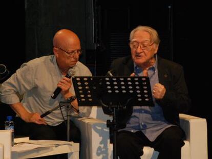 Màrius Sampere (derecha), leyendo sus composiciones junto al escultor y amigo Josep Maria Camí.