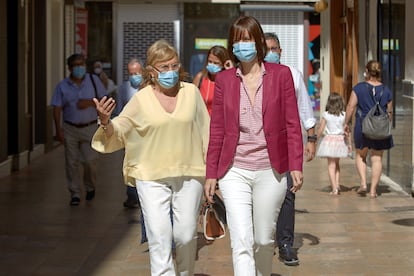 La consejera de Sanidad Universal y Salud Pública, Ana Barceló, a la izquierda, visita el Centro de Salud Pública de Gandia.