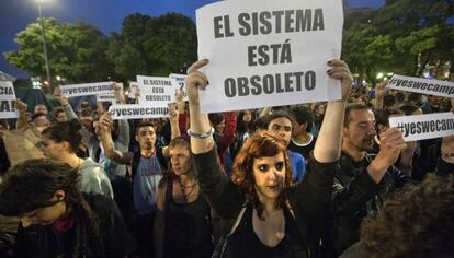 Manifestantes del 15-M durante una protesta en la plaza de Catalunya (Barcelona) en mayo de 2011.
