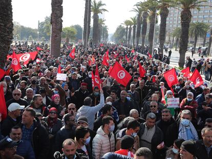 Manifestación contra el presidente tunecino en las calles de la capital, el 13 de febrero.