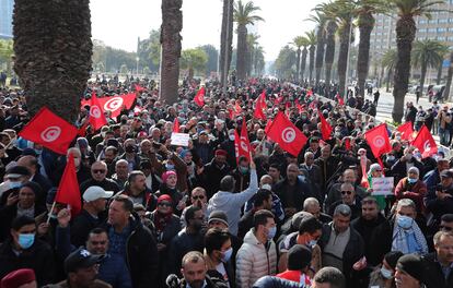 Manifestación contra el presidente tunecino en las calles de la capital, el 13 de febrero.