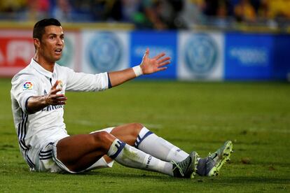 Cristiano Ronaldo del Real Madrid protestas después de una jugada.