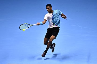 Aliassime golpea la pelota de derecha.