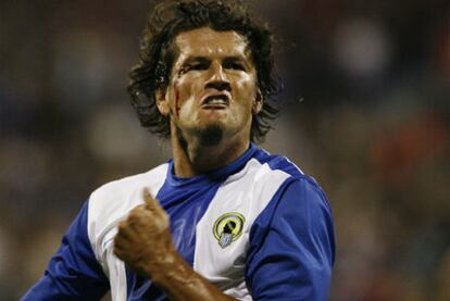 El delantero paraguayo del Hércules Nelson Valdez celebra su gol ante el Villarreal.