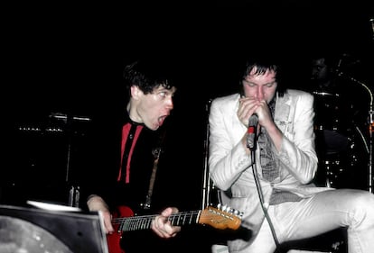 Wilko Johnson (izquierda) y Lee Brilleaux actuando con Dr. Feelgood en marzo de 1976 en Los Ángeles.