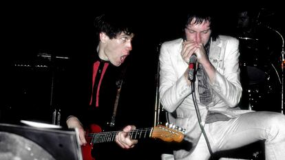 Wilko Johnson (izquierda) y Lee Brilleaux actuando con Dr. Feelgood en marzo de 1976 en Los Ángeles.