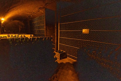 Vista de la sala de envejecimiento de la bodega Mestres, en Sant Sadurni d'Anoia (Barcelona).