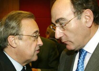 El presidente de ACS, Florentino Pérez, se cruza con el de Iberdrola, Ignacio Sánchez Galán.