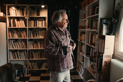 Régis Debray, retratado en su casa en Houdan el pasado 15 de abril.