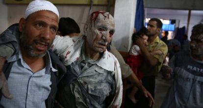 Llegada de heridos a un hospital improvisado en la zona de Duma, cerca de Damasco (Siria) tras un ataque aéreo del Ejército del régimen.